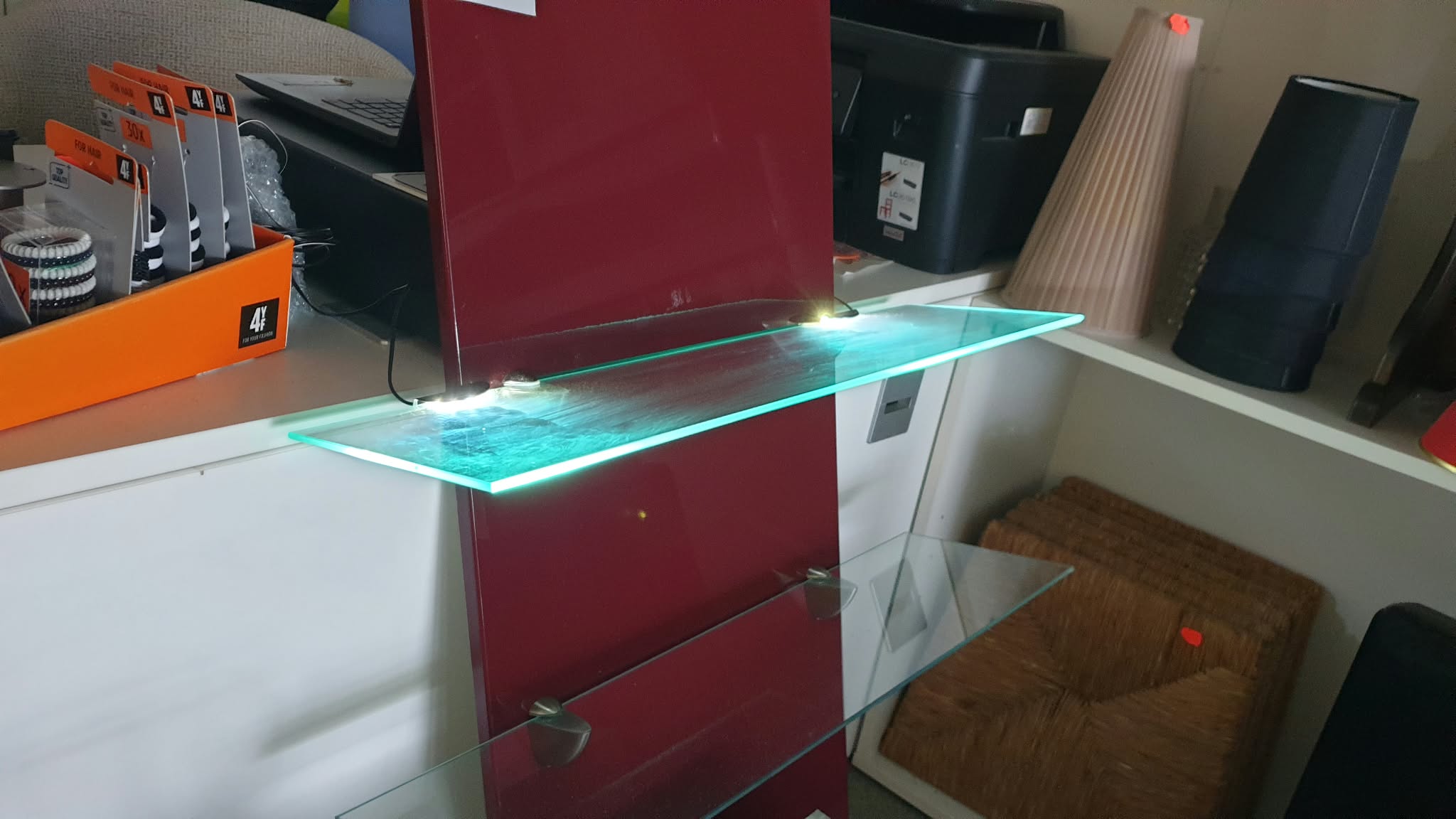 Riiuli LED valgustus