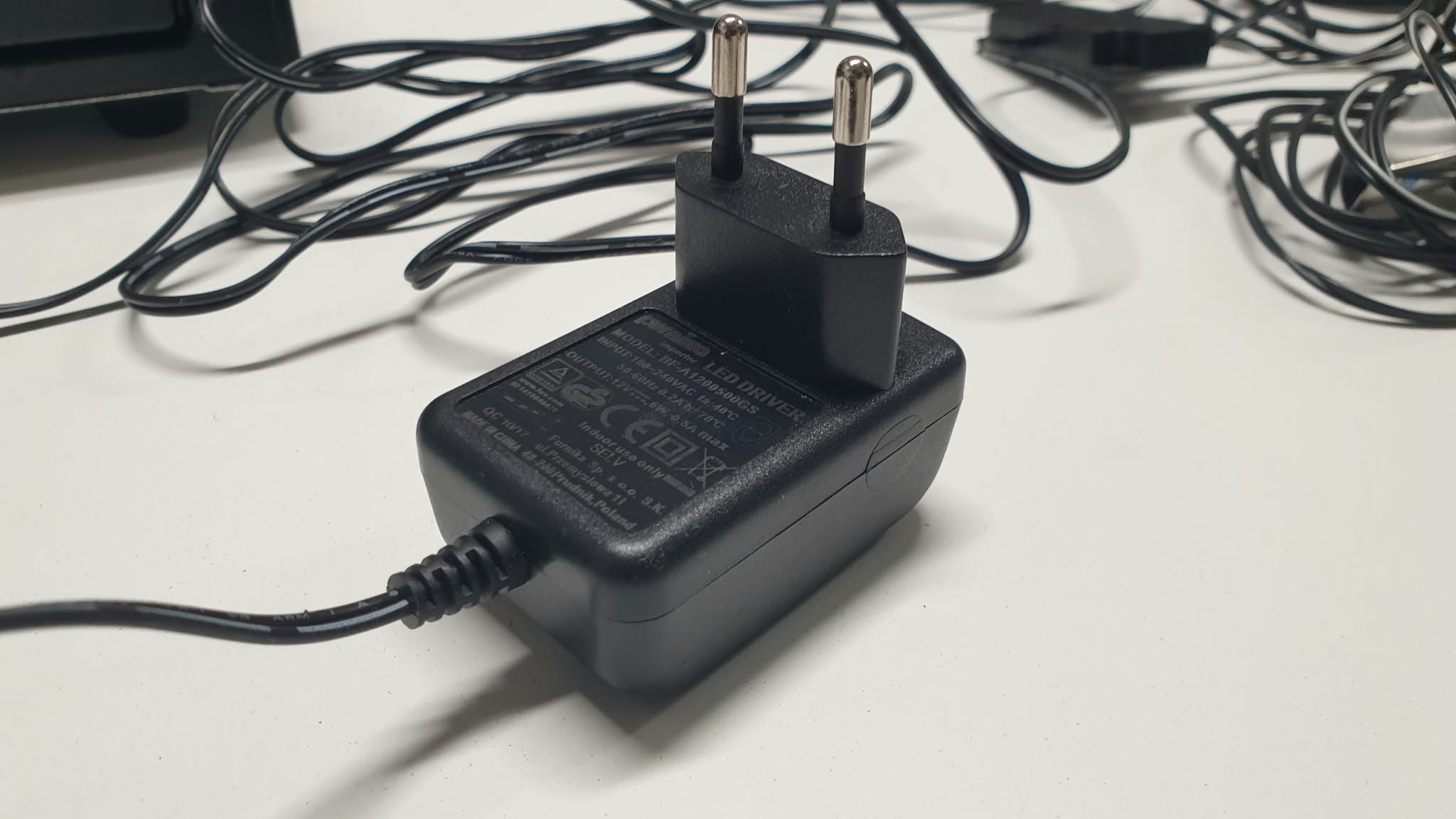 Riiuli LED valgustus